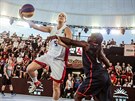 eská basketbalistka Kateina Novotná (vlevo) v semifinále MS útoí na americký...