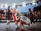 eská basketbalistka Tereza Vorlová pomáhá na nohy Michaele Uhrové bhem...