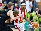 Dominez Burnett (vpravo) z Pardubic najídí kolem brnnského Radka Pumprly.