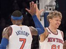 Mindaugas Kuzminskas z NY Knicks se raduje spolen s novým spoluhráem...
