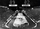 Byl pozdní veer, tvrtý apríl 1968. Basketbalisté AEK Atény hostili ve finále...
