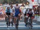 V CÍLI. Slovenský cyklista Peter Sagan triumfáln dojídí do cíle závodu s...