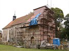Románský kostel v Leneicích procházející náronou opravou.