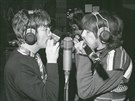 John Lennon a George Harrison nahrávají foukací harmoniky do písničky Being for...