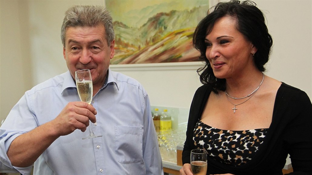 Vít�z senátních voleb za obvod Frýdek-Místek Ji�í Cienciala se raduje spolu se...