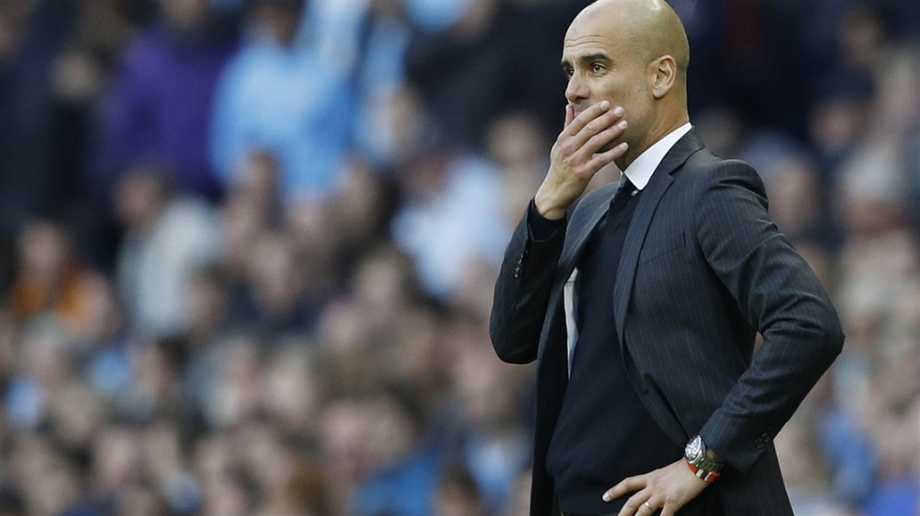 Zamy�lený trenér Pep Guardiola p�i zápase s Evertonem, ve kterém Manchester...