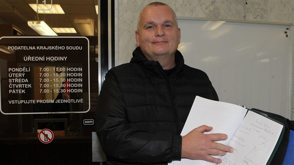 Celkem �est ze sedmi stí�ností se týkalo vy�azení hnutí Severo�e�i.cz z voleb, p�t z nich podalo samotné hnutí v �ele s p�edsedou Bronislav Schwarzem.