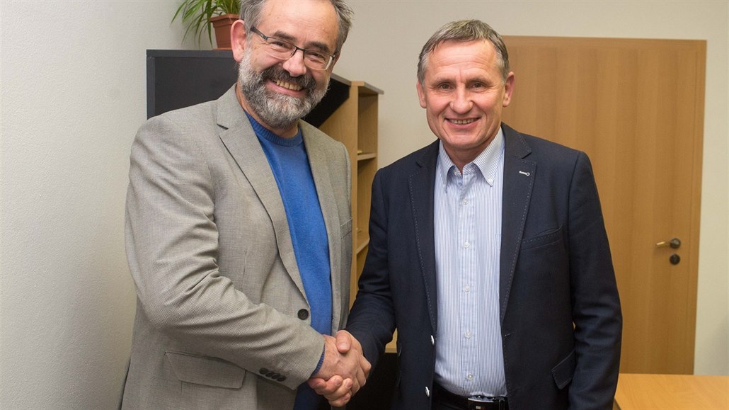 Lidovecký lídr a hlavní kandidát na hejtmana Ji�í �unek (vpravo) se se�el s...
