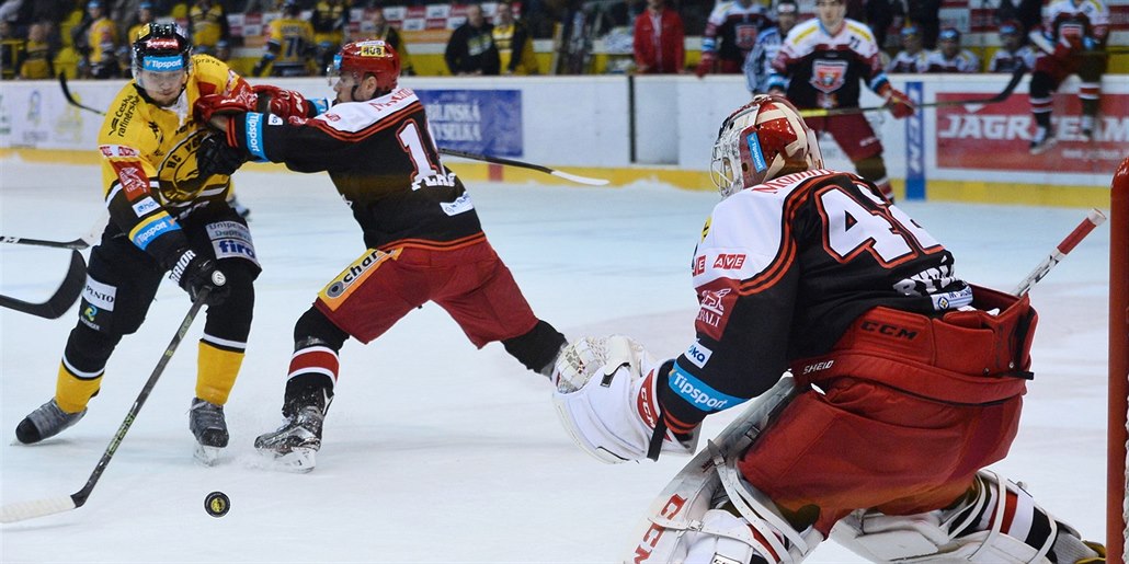 Litvínovský hokejista Tomáš Pavelka (vlevo) se snaží prosadit před hradeckou...