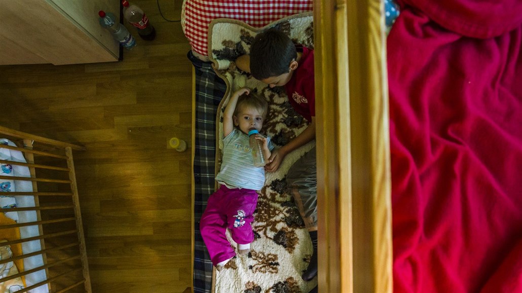 Natálka a Mirek bydlí s rodiči v azylovém domě.