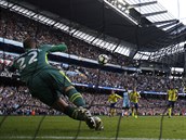 Maarten Stekelenburg chyt druhou penaltu v jednom zpase. Brank Evertonu...