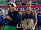 Vtzn Caroline Wozniack (vlevo) a Kristina Mladenovicov po finle turnaje v...