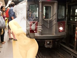 Uvnit metra, na stanici Union Square, polyká modelku lutá ára na nástupiti...