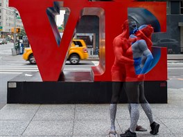 Ped slavnou sochu Love v New Yorku instalovala malíka dvojici do pózy z...