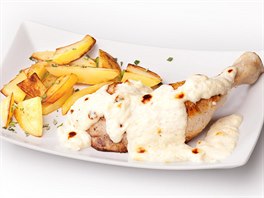 Ku�e na �esneku se smetanou zape�en� s�rem Asiago