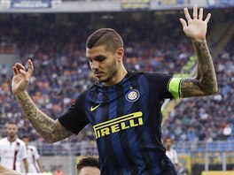 Mauro Icardi (vpravo) z Interu Miln v souboji s Panagiotisem Tachtsidisem z...