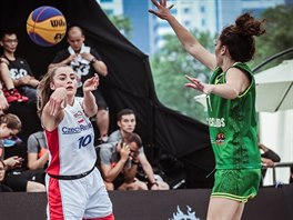 NA ÚVOD S OUTSIDEREM. eská basketbalistka Sára Krumpholcová pihrává v duelu s...