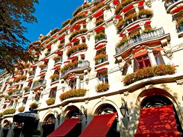 Luxusní pětihvězdičkový hotel Plaza Athénée na prestižní pařížské třídě...