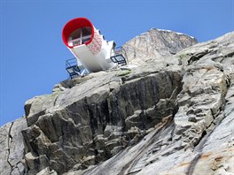 Mont Blanc nabízí luxusní nocleh v nové chatě, která z dálky vypadá jako obří...