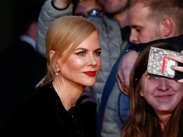 Nicole Kidmanová s fanouky (Londýn, 12. íjna 2016)