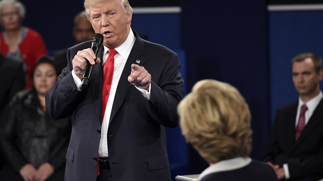 Trump a Clintonov se stetli ve druh televizn debat. (10.jna 2016)