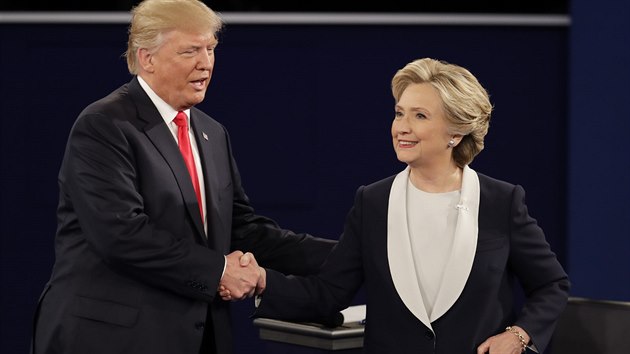 Trump a Clintonov se stetli ve druh televizn debat. (10. jna 2016)
