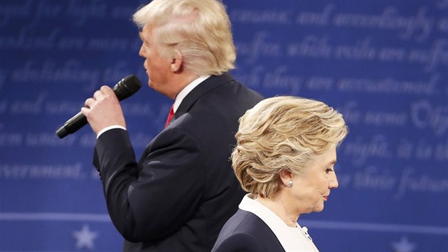 Kandidáti na prezidenta USA Donald Trump a Hillary Clintonová při televizní debatě. (10. října 2016)