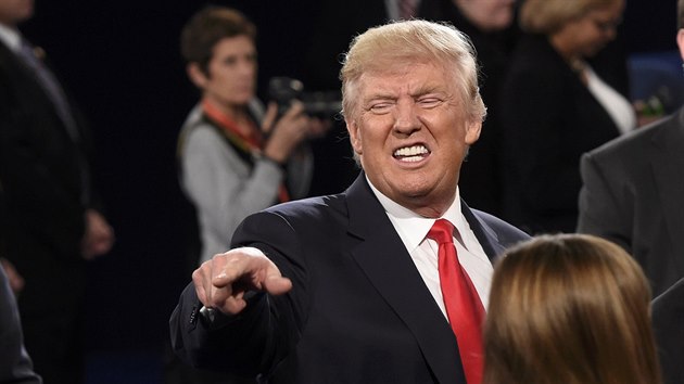 Republikánský kandidát na prezidenta Donald Trump při televizní debatě se svou rivalkou z demokratické strany. (10.října 2016)