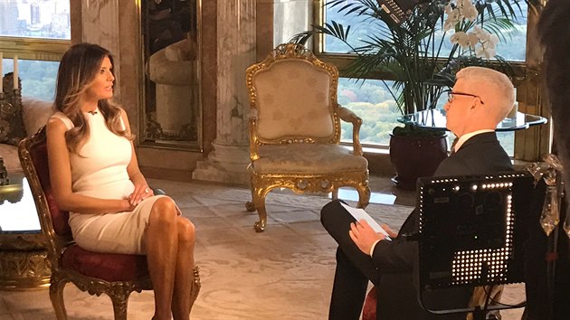 Melania Trumpov pi rozhovoru s Andersonem Cooperem ze CNN. (9.10.2016)