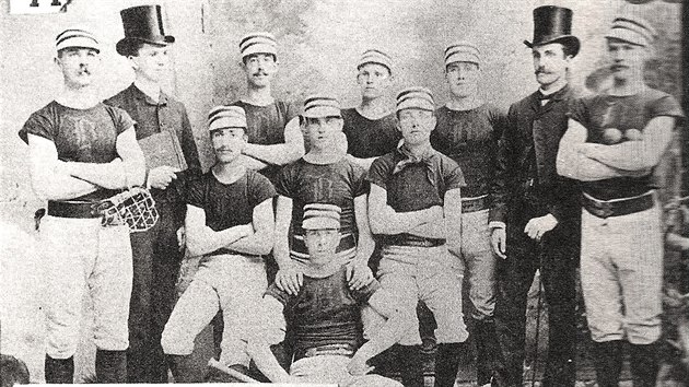 Sandford jako nadějný hráč baseballu na snímku z roku 1886. Budoucí vůdce sekty Království stojí úplně vlevo.