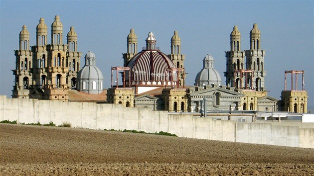 Katedrála Korunované Panny Marie Palmarské je jedním z největších kostelů postavených ve 20. století ve Španělsku.