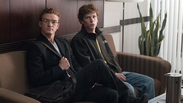 Justin Timberlake jako Sean Parker a Jesse Eisenberg jako Mark Zuckerberg ve filmu Sociální síť.