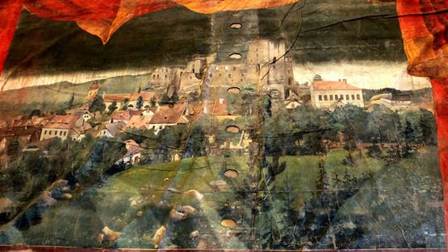 Opona je velk piblin ti krt pt metr. Zachycuje pohled na obec a hrad po poru v roce 1869, ormovn je drapri. Pochz z roku 1871.