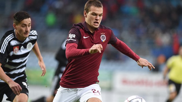 Mat�j Pulkrab ze Sparty se �ene za m��em v poh�rov�m duelu na h�i�ti �esk�ch Bud�jovic.