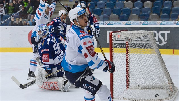 Chomutovští hokejisté oslavují gól v utkání s Kometou Brno.