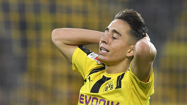 Splen ance lituje Emre Mor z Dortmundu.