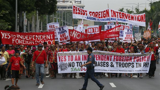 Stovky Filipnc manifestovaly za odchod americkch vojk ze zem (19. jna 2016)