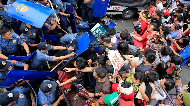 Filipnsk policie rozhn protest ped americkou ambasdou (19. jna 2016)