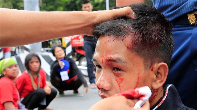 Filipnsk policie rozhn protest ped americkou ambasdou (19. jna 2016)