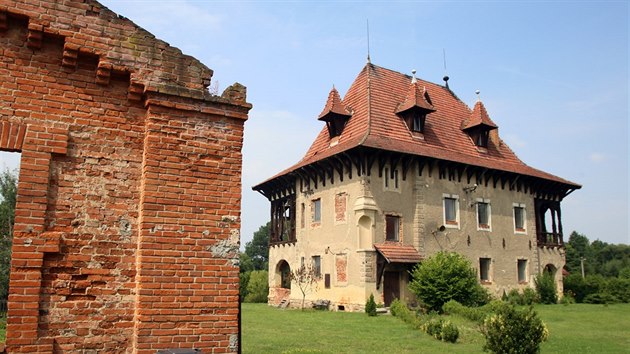 Tvrz v Okrouhl, kterou chebsk architekt Karel Haberzettl pestavl na romantick zmeek.