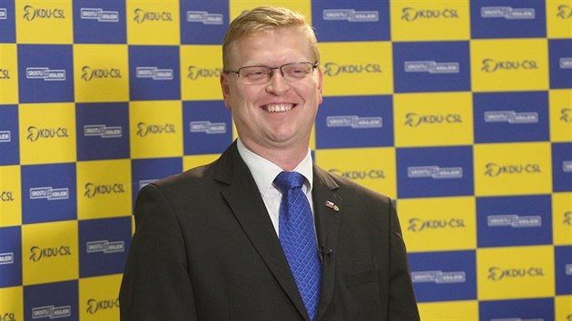 Šéf KDU-ČSL Pavel Bělobrádek se raduje z úspěchu své strany ve 2. kole senátních voleb (15.10.2016)