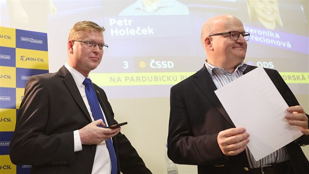 Pedseda KDU-SL Pavel Blobrdek (vlevo) a ministr kultury Daniel Herman sleduj prbn vsledky voleb do Sentu (15.10.2016)
