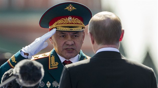 Rusk ministr obrany Sergej ojgu salutuje prezidentovi Vladimiru Putinovi. (7. kvtna 2016)