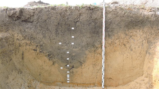 Archeologové odhalili zbytky tábora římského vojska u Jevíčka na Svitavsku. Fotografie z příkopu.