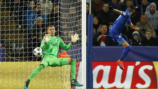 Alžírský fotbalista Leicesteru Rijád Mahriz střílí gól v zápase Ligy mistrů s Kodaní. Brankář soupeře Robin Olsen míč nezachytil.