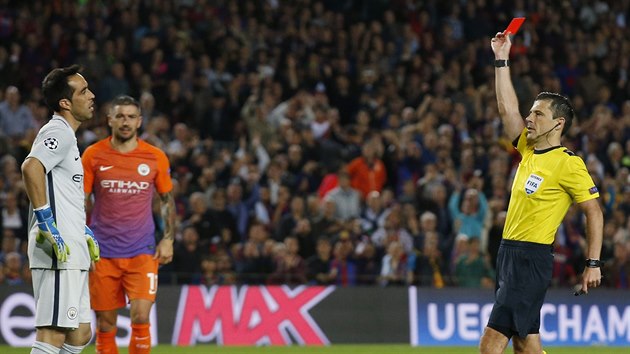 KLOV MOMENT. Claudio Bravo, brank Manchesteru City, dostv v duelu proti Barcelon ervenou kartu za ruku mimo pokutov zem.