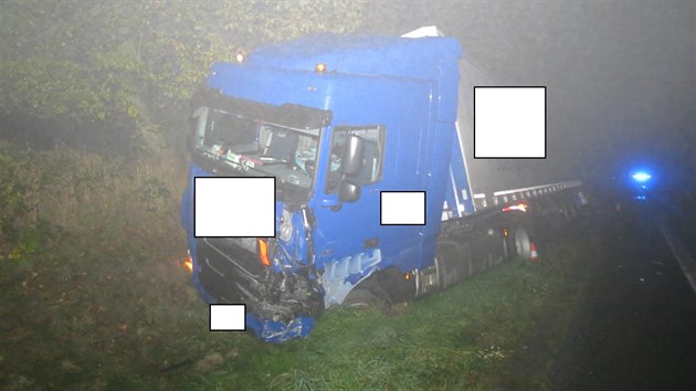 Smrtelná dopravní nehoda u Strakonic, při níž se střetl osobní vůz s nákladním autem.