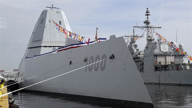 USS Zumwalt ped uvedenm do provozu (13. jna 2016)