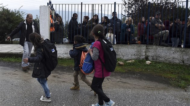 V ecku protestovali rodie proti nstupu malch migrant do koly (10. jen 2016).