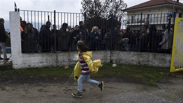 V ecku protestovali rodie proti nstupu malch migrant do koly (10. jen 2016).